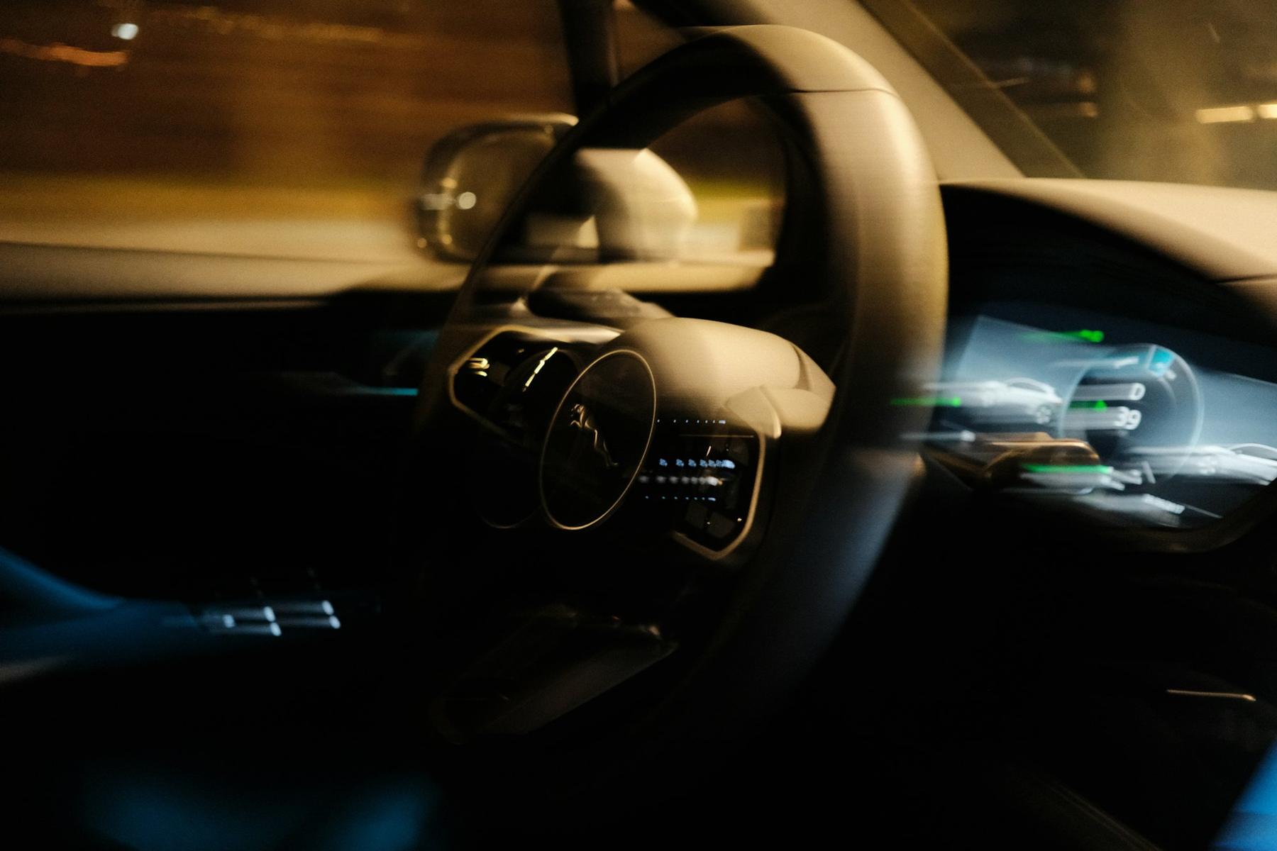 Interieur van een auto in de avond