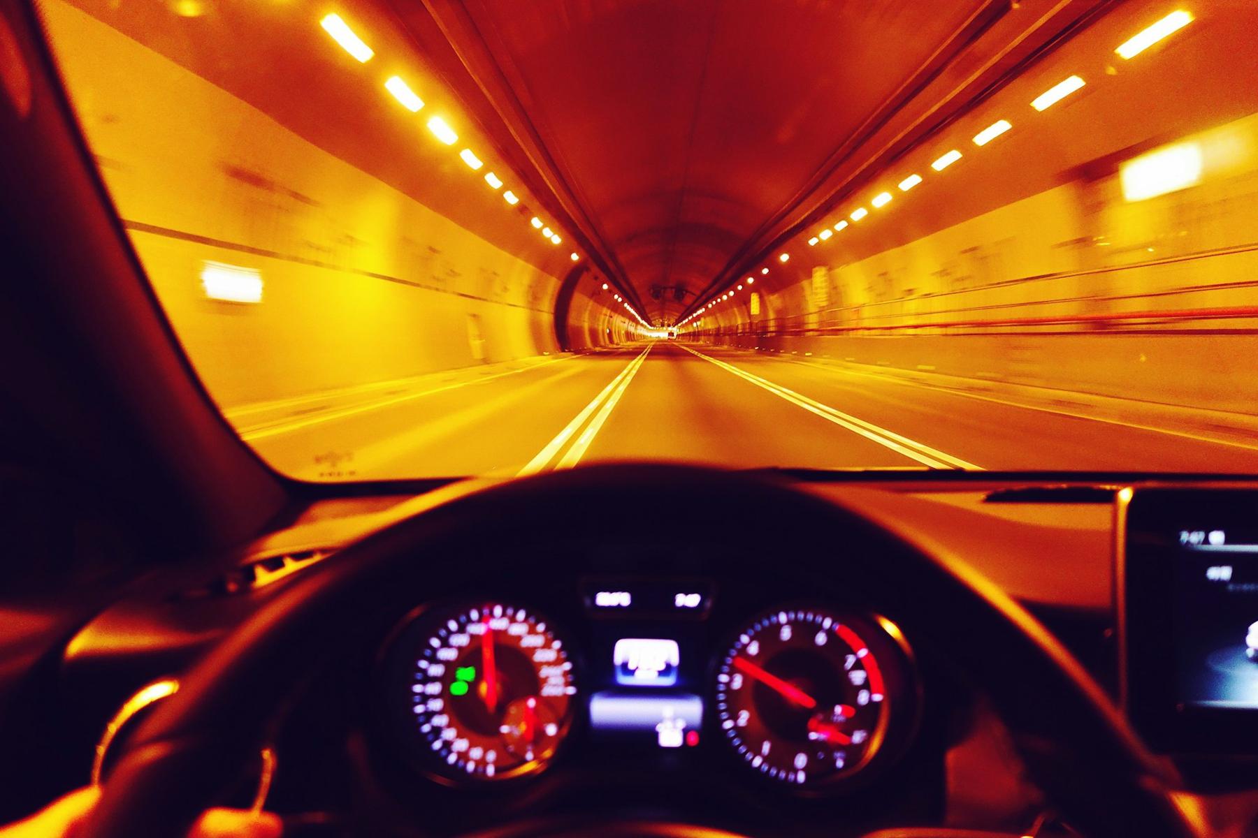 Rit door een verlichte tunnel